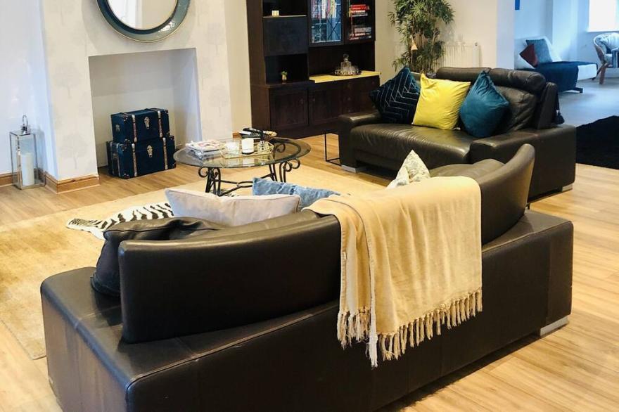 House In the Heart of town 15 min from Manchester City. ( Sleeps 15+)