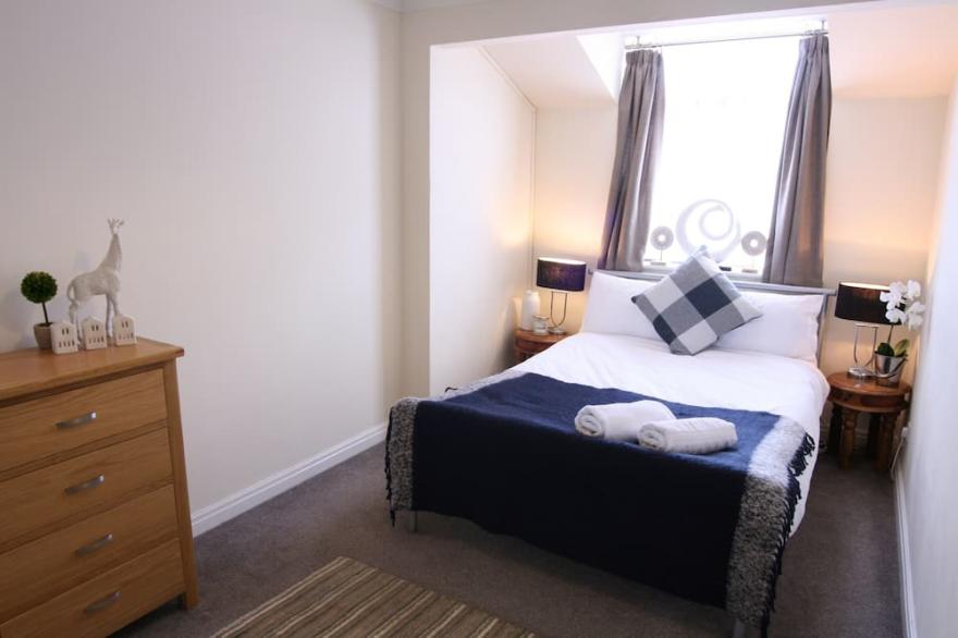 2 bedroom house in Chester city with parking, covered outdoor terrace and garden