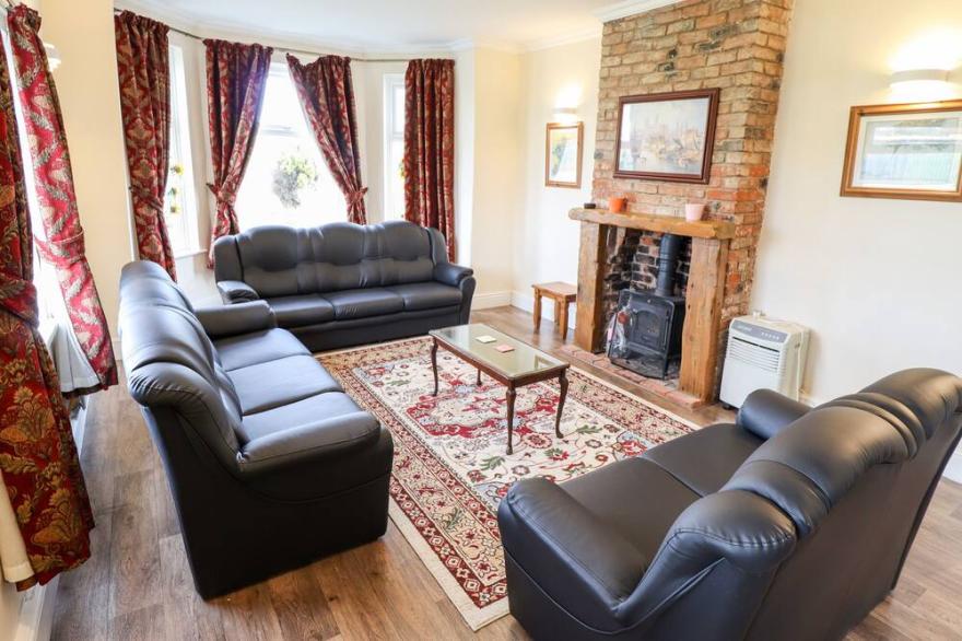 BANK HOUSE, family friendly, character holiday cottage in Mablethorpe