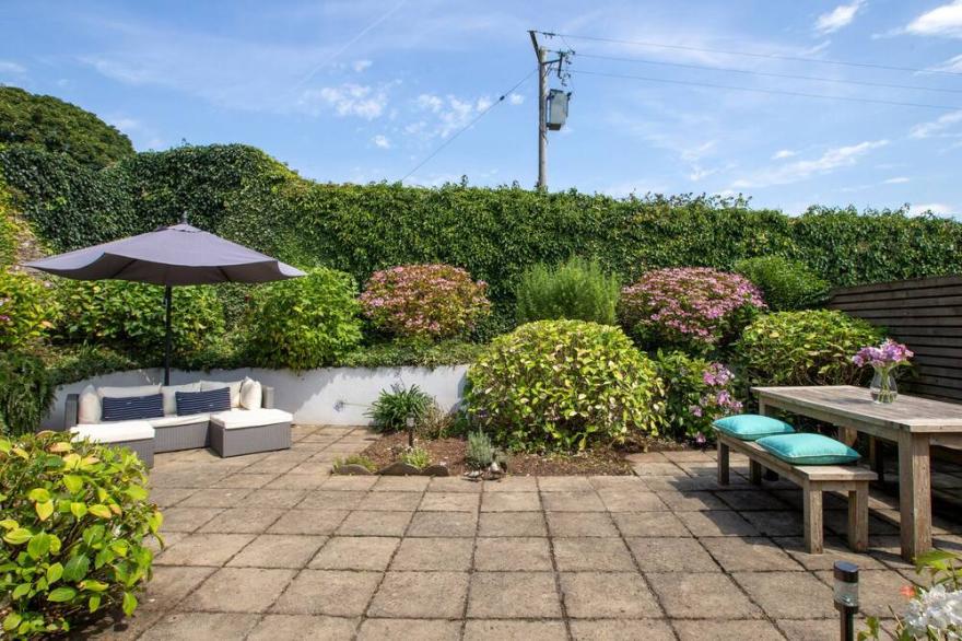 2 COACHMAN'S COTTAGE, HILLFIELD, family friendly in Dartmouth