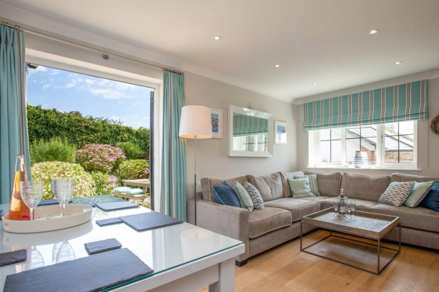 2 COACHMAN'S COTTAGE, HILLFIELD, family friendly in Dartmouth