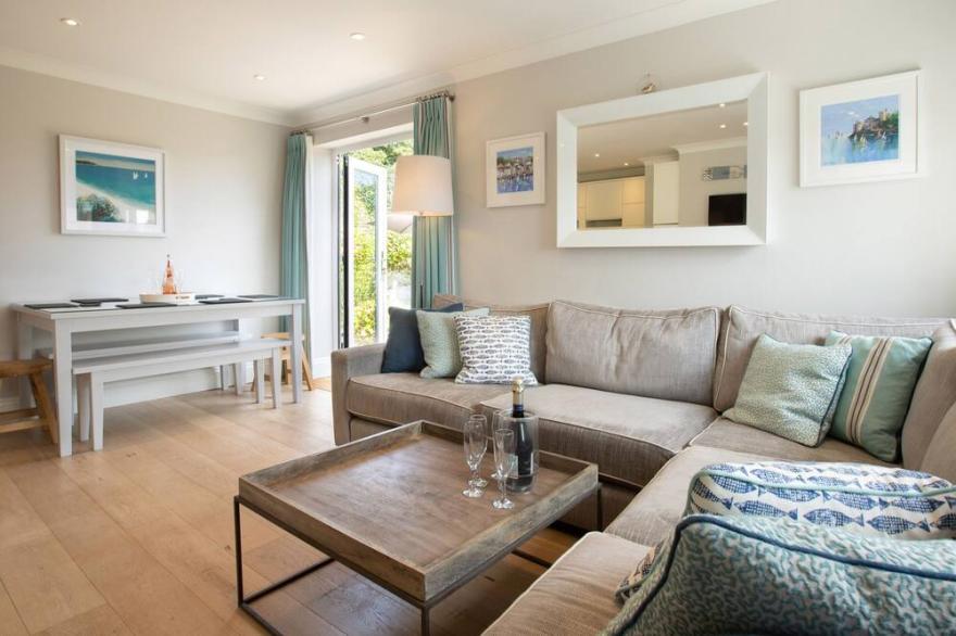 2 COACHMAN'S COTTAGE, HILLFIELD, family friendly in Dartmouth