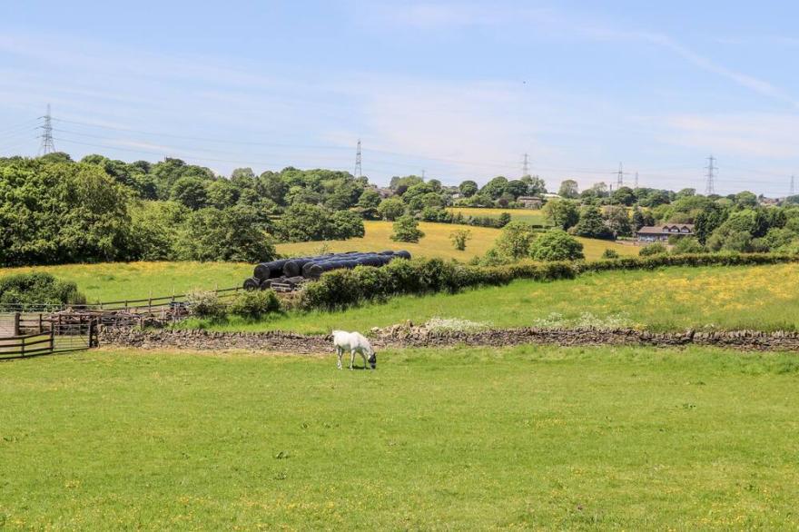 1 BARN COTTAGES, family friendly, with a garden in Halifax