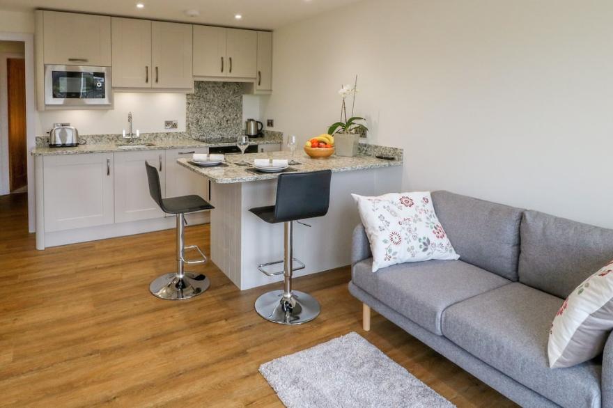 1 BARN COTTAGES, family friendly, with a garden in Halifax