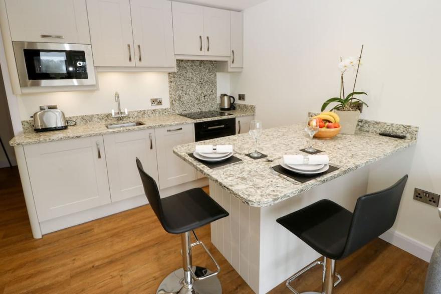 1 BARN COTTAGES, family friendly, with a garden in Halifax