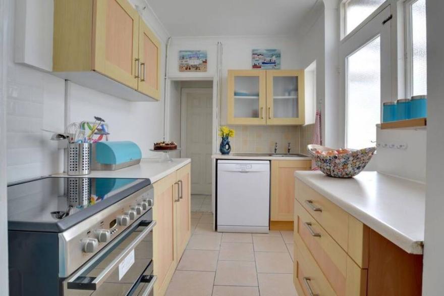 Beautiful private villa for 5 people with WIFI, TV, patio and parking