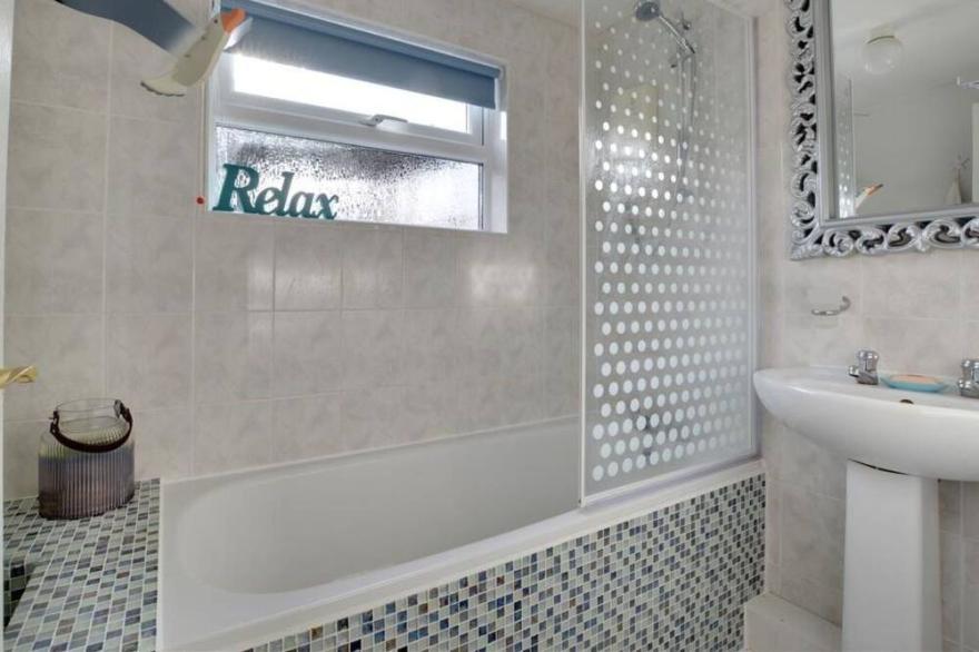 Beautiful private villa for 5 people with WIFI, TV, patio and parking