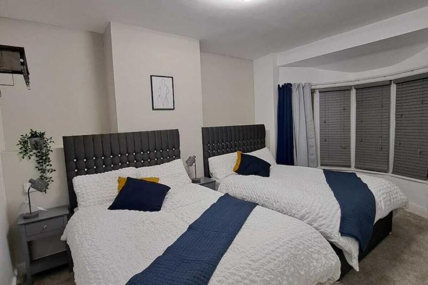 Cosy Modern Family Get-Away