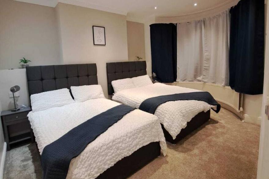 Cosy Modern Family Get-Away
