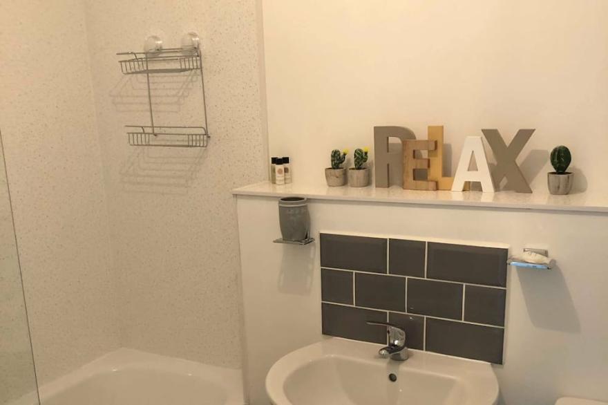 1 Bed Ground Floor Apt with Free Parking and Wifi Southampton - Sleeps 4