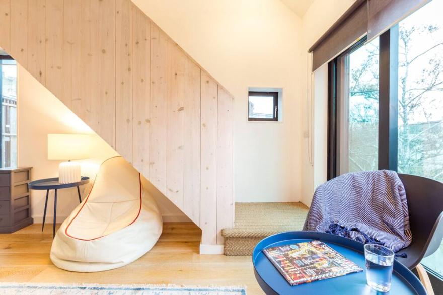 The Cliffside Chalet - Warm & Modern 3BDR Riverside Home