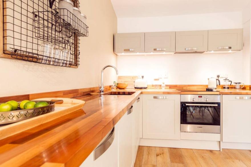 The Cliffside Chalet - Warm & Modern 3BDR Riverside Home