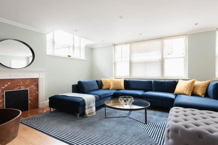 The Kensington Palace Mews - Bright & Modern 6BDR House with Parking Space
