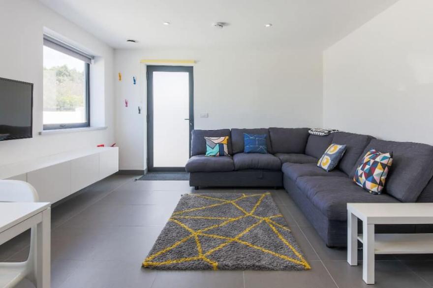 Modern Flat Overlooking Newlyn Harbour Sleeps 4 Child & Dog Friendly +Parking