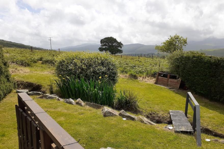 Cosy log cabin in Snowdonia with stunning views