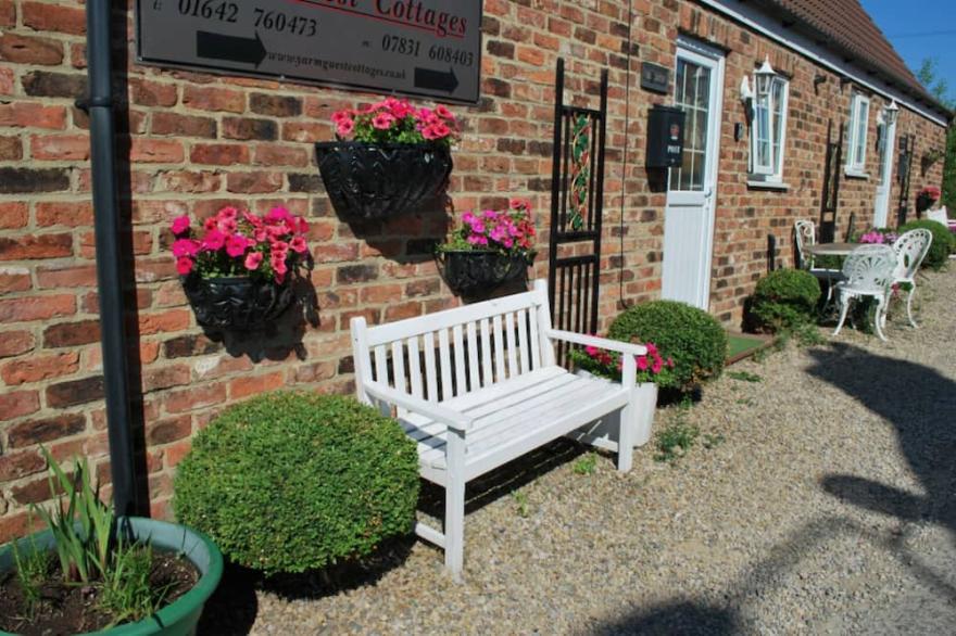 The Byre/Paddock - Sleeping 6 lounge/2 singles /double bed/double bed en suite