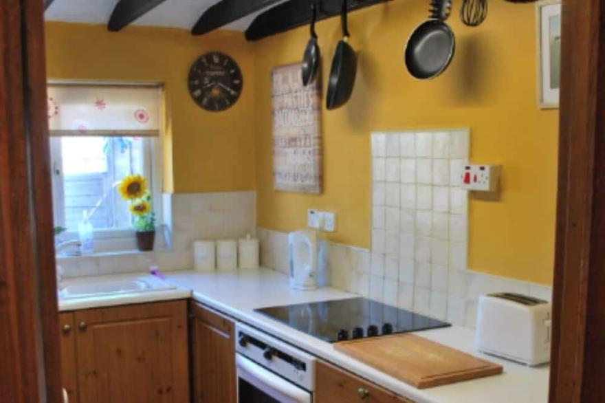 HAYSTACK/HAYLOFT COTTAGE SLEEPING 5 NEXT TO THE FOX COVERT PUB YARM