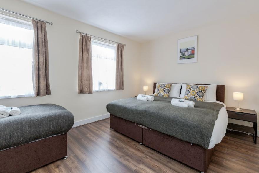 House near Barking station, 30 mins to London. Parking paid. Close to amenities.