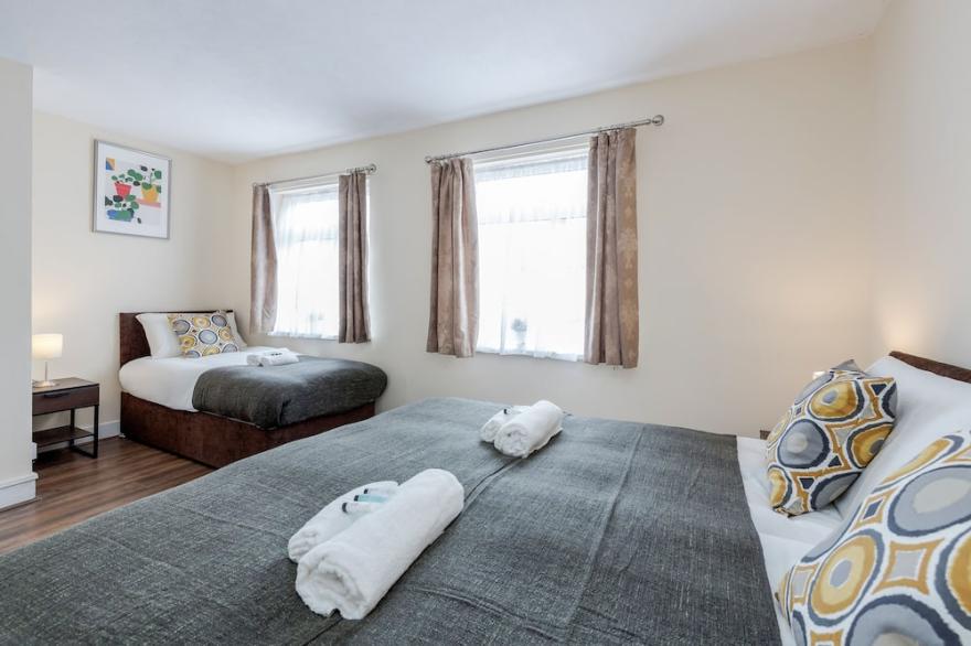 House near Barking station, 30 mins to London. Parking paid. Close to amenities.
