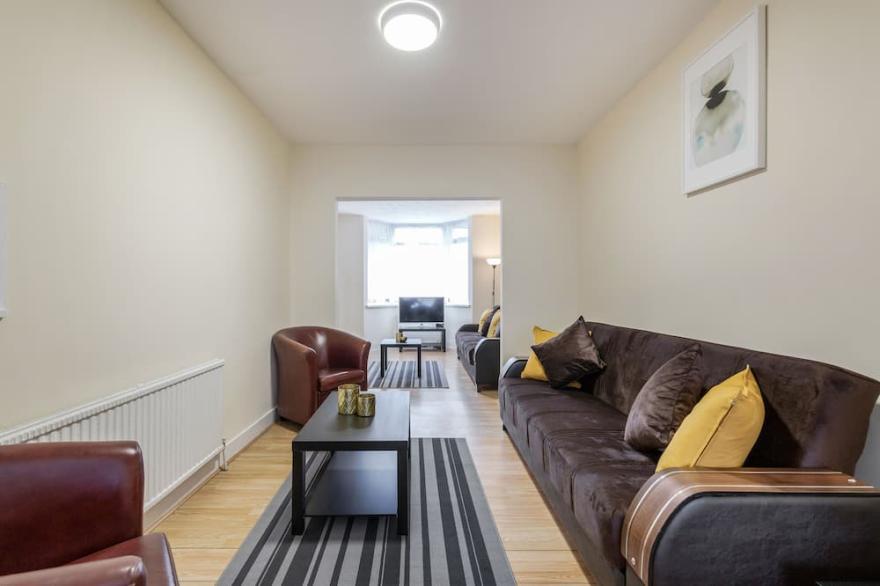 House near Barking station, 30 mins to London. Parking paid. Close to amenities.