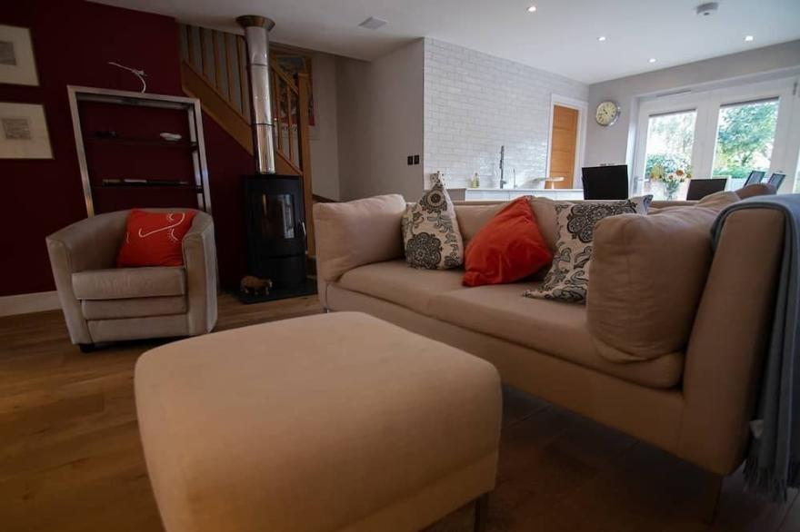 FABULOUS 4 BED TOWN-HOUSE IN CENTRAL MARLOW CLOSE TO RESTAURANTS, PARK & RIVER