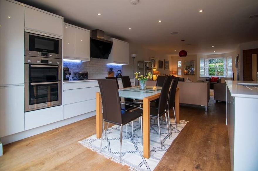 FABULOUS 4 BED TOWN-HOUSE IN CENTRAL MARLOW CLOSE TO RESTAURANTS, PARK & RIVER