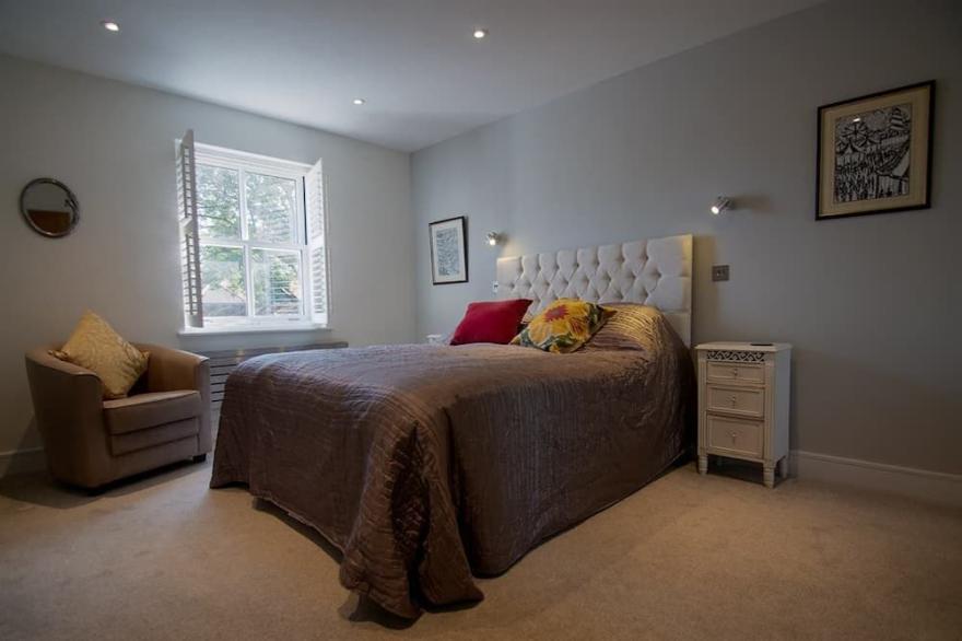 FABULOUS 4 BED TOWN-HOUSE IN CENTRAL MARLOW CLOSE TO RESTAURANTS, PARK & RIVER