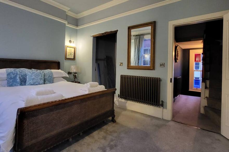 Ogleforth - Three Bedroom House, Sleeps 6