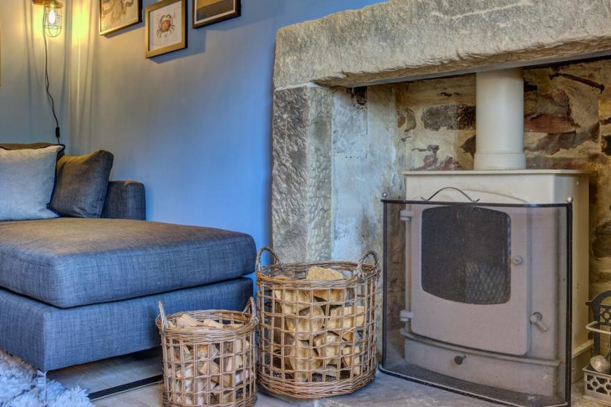 CRAB COTTAGE, pet friendly, character holiday cottage in Sandsend