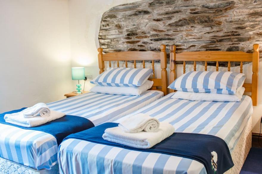 Hendra Barn - Traditional Converted Barn