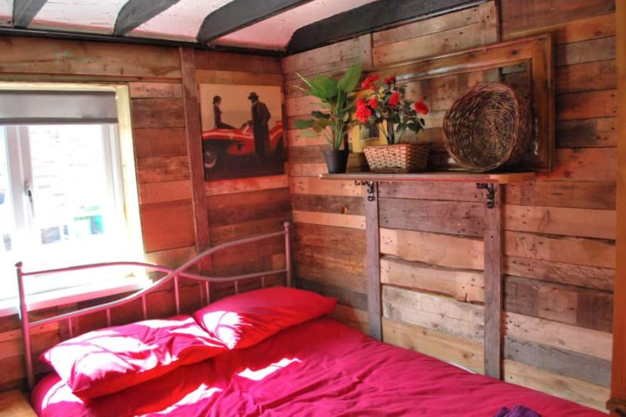 COTTAGE SLEEPING 11 GUESTS <br>QUIRKY !! NEXT TO FOX COVERT PUB YARM