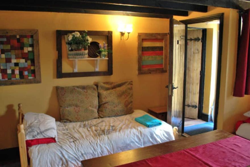 COTTAGE SLEEPING 11 GUESTS <br>QUIRKY !! NEXT TO FOX COVERT PUB YARM
