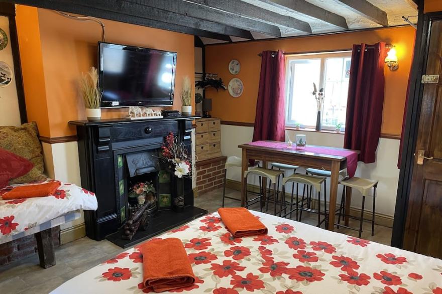 HAYSTACK COTTAGE SLEEPING 3 <br>NEXT TO THE FOX COVERT PUB YARM S/C. B&B