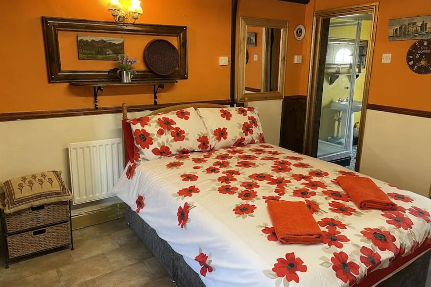 HAYSTACK COTTAGE SLEEPING 3 <br>NEXT TO THE FOX COVERT PUB YARM S/C. B&B