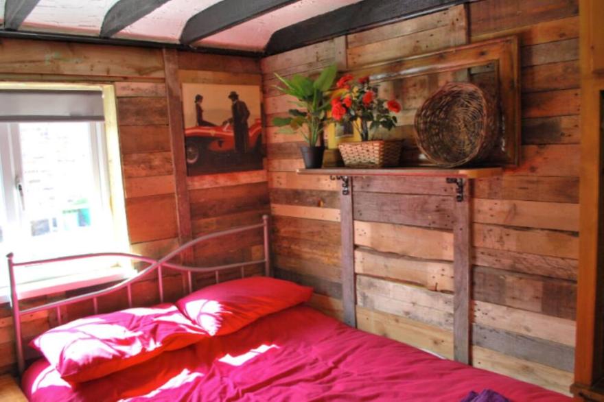 Paddock / Hayloft - Sleep/4 adjoining bed room en suites fridge /microwave/