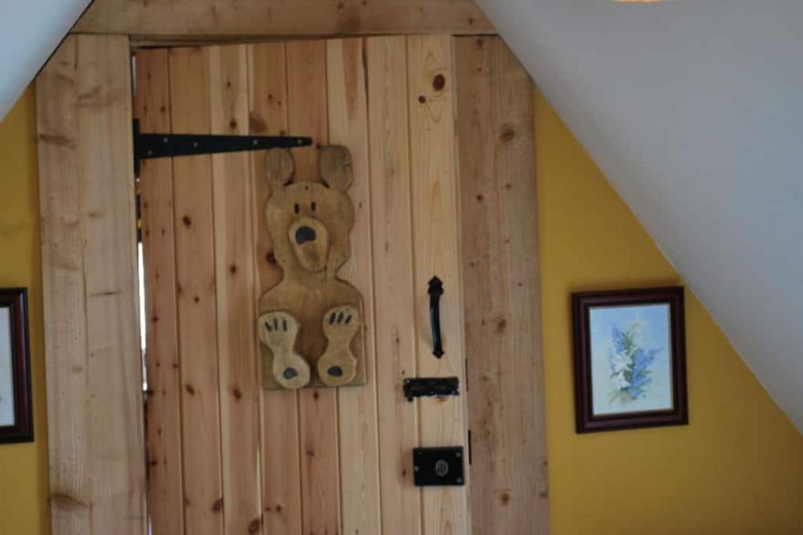 The Forge - Sleeps 6 lounge double bed 2 bedrooms 4 singles 2 showers/ kitchen