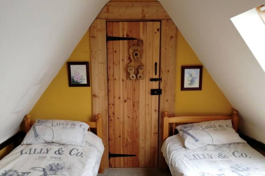 The Forge - Sleeps 6 lounge double bed 2 bedrooms 4 singles 2 showers/ kitchen