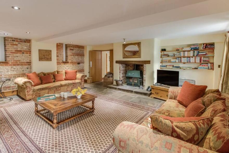 MANOR FARM BARN, pet friendly, character holiday cottage in Dewlish