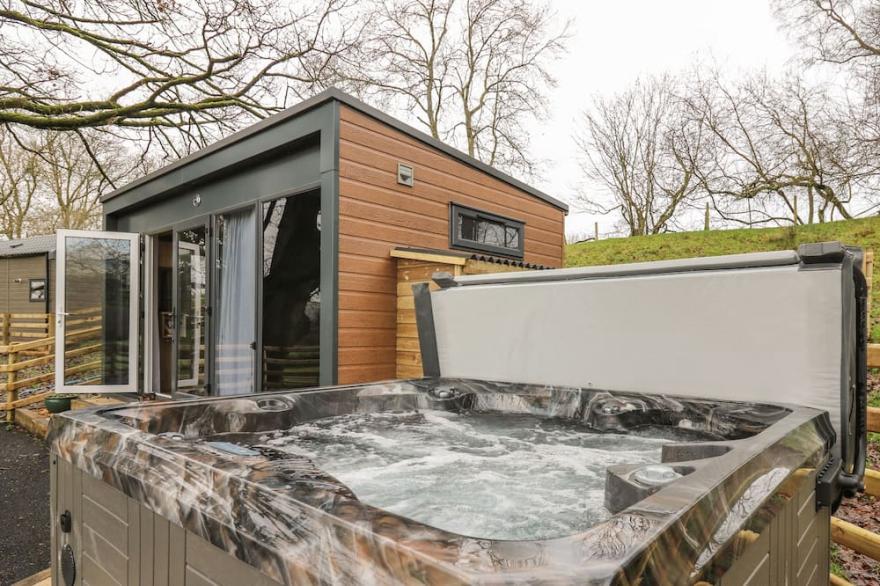 THE FOX DEN, with hot tub in Rhayader