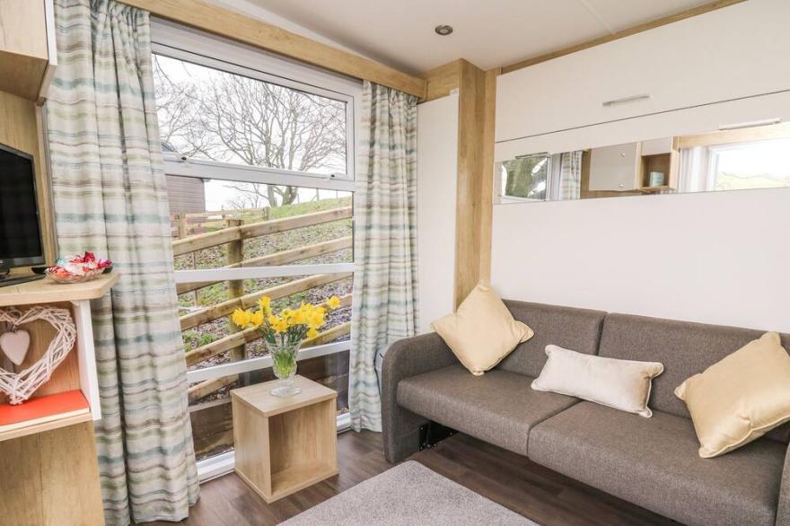 THE FOX DEN, with hot tub in Rhayader
