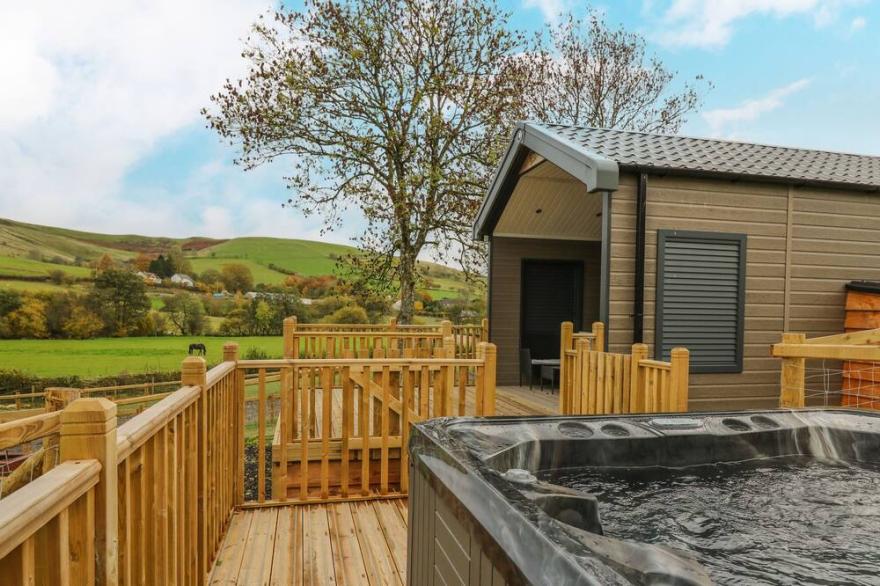 HARES REST, family friendly, with hot tub in Rhayader