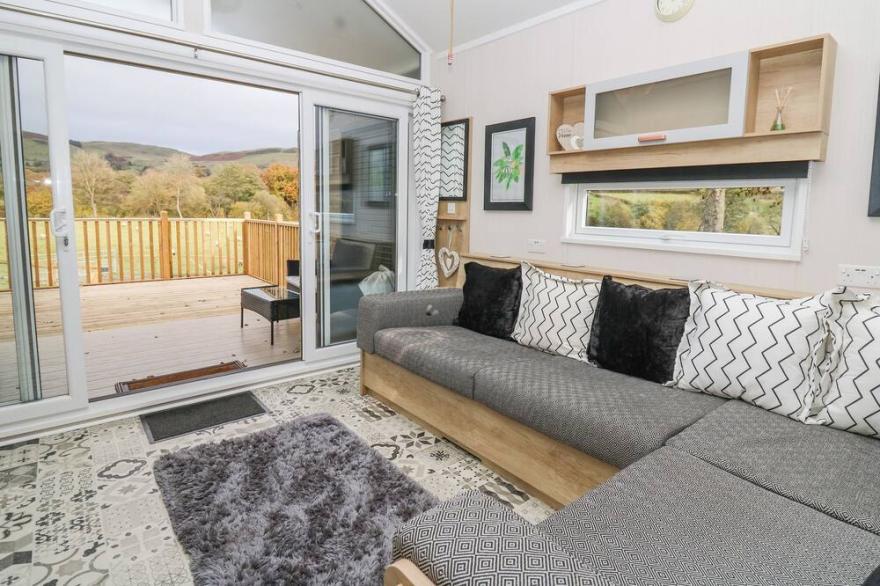 HARES REST, family friendly, with hot tub in Rhayader