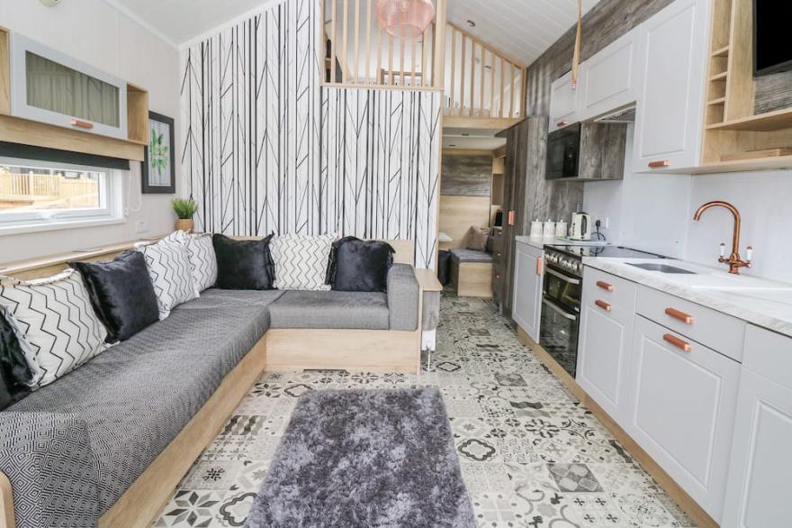 HARES REST, family friendly, with hot tub in Rhayader
