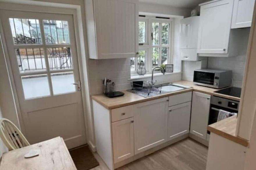 Private garden & central location  within 5 min walk of town