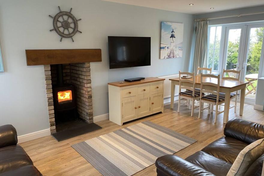 Seashells Cottage, The Bay, Filey - sleeps 4, wifi, Sky, pool, gym, beach access