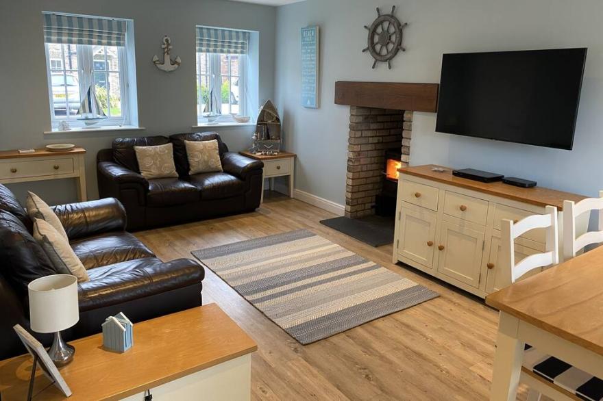 Seashells Cottage, The Bay, Filey - sleeps 4, wifi, Sky, pool, gym, beach access