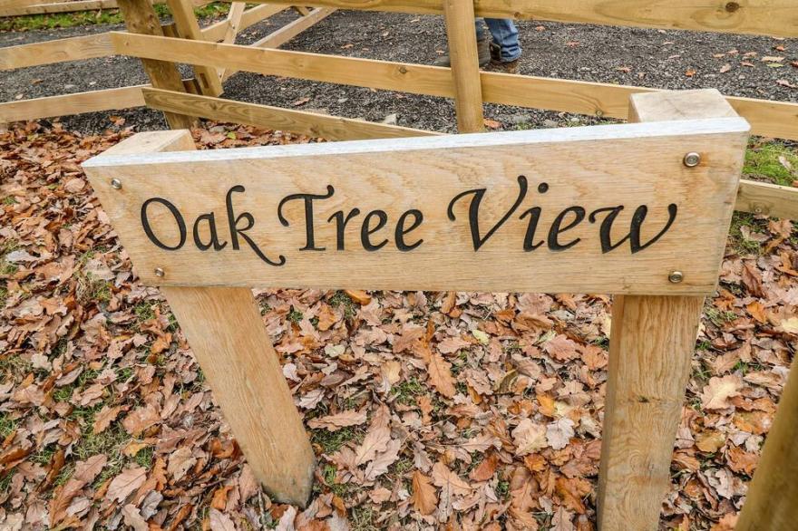 OAK TREE VIEW, with hot tub in Rhayader