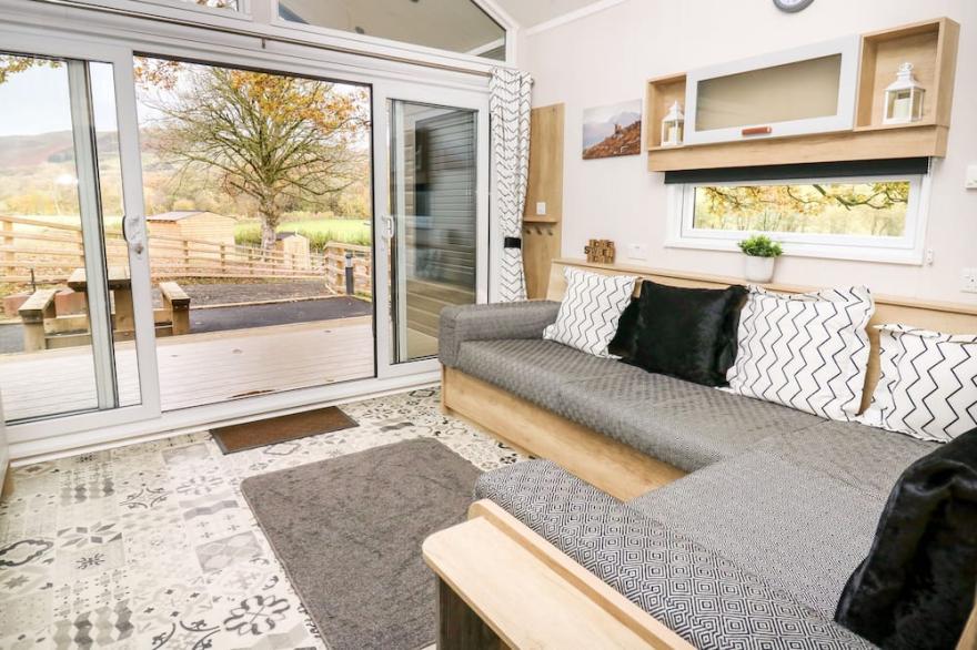 OAK TREE VIEW, with hot tub in Rhayader