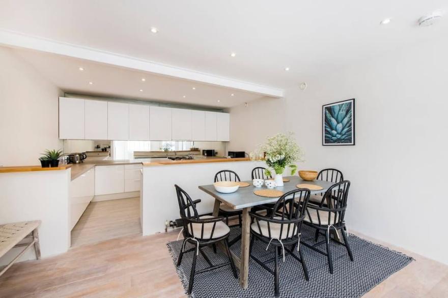 Divine 3-Bed Mews House, Battersea