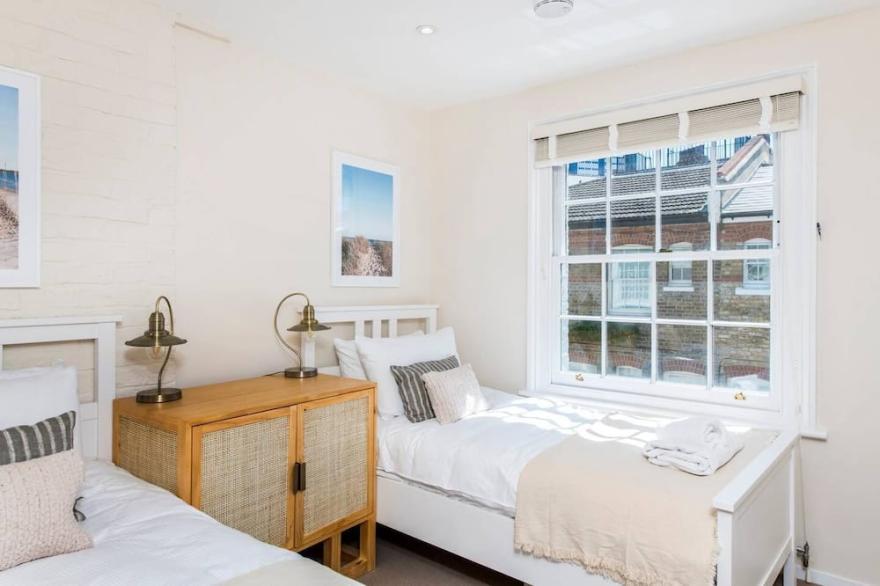 Divine 3-Bed Mews House, Battersea